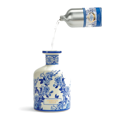 Portus Cale Gold & Blue Diffuser Refill 900ml – pouring view